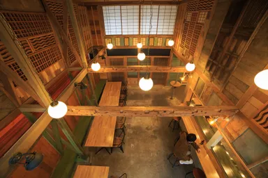 大正ロマンを感じさせる内装