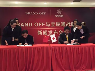 業務提携の契約書に署名する両社代表