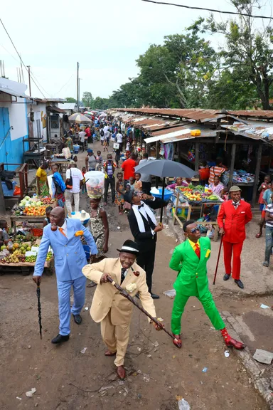 彼らは独自のステップを踏みながら街を闊歩する(C)KUNIO CHANO 2015