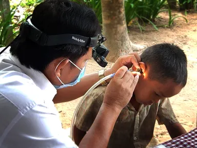 保健プログラムで検診を受ける少年