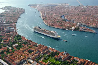 ベニスをクルージングする豪華客船「MSCマニフィカ」