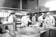 ホテルの厨房で、試作中の神田氏とホテルの和食料理人たち2