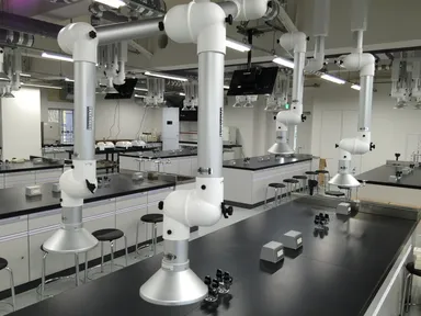 アームダクト方式を採用した実験室