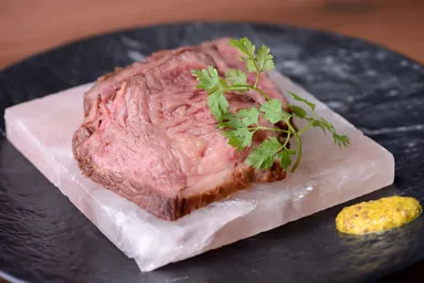 土佐あか牛の岩塩プレート焼