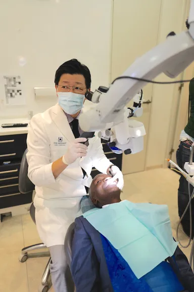 岩本宗春総院長の診察を受けるセヴラン氏