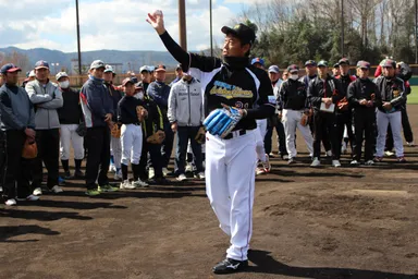 投球時のフォームについて説明する西崎氏