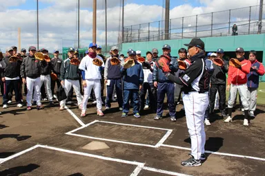 大矢氏が捕手の基本をレクチャー