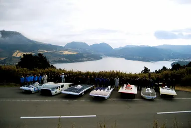 東海大学ら他団体ソーラーカーと(工学院大学は左から2番目)