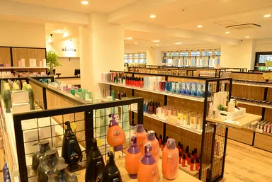 約4,000アイテムを取り扱う販売スペース