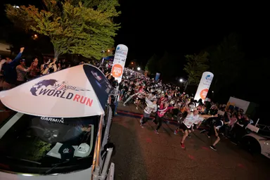 スタート同時に一斉に飛び出す参加者達@高島市 2015年(Naoyuki Shibata for Wings for Life World Run)