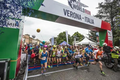 スタート同時に一斉に飛び出す参加者達@イタリア 2015年(Damiano Levati for Wings for Life World Run)