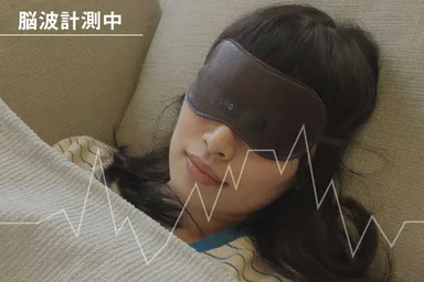 睡眠時に脳波を計測します