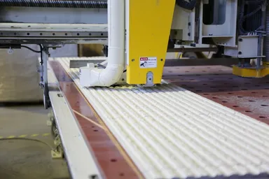 工場でのフルプレカットの様子