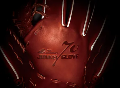 捕球面には歴史を感じる70周年の刻印