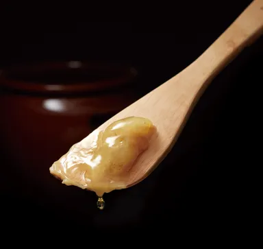 伝統のこだわりのグラブグリスを使用