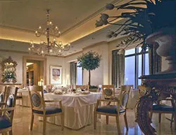 アンティーク薫るマルメゾン店内