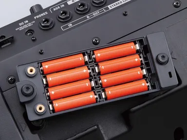 「CUBE Street EX」1台あたり単3電池8本、合計16本必要