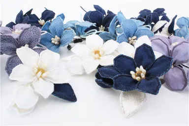 旅先に便利な小ぶりの藍染めコサージュ