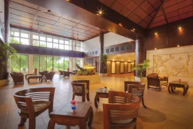 開放感のあるロビーエリア