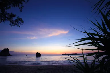 ホテルの前には夕日の絶景ポイント“月ヶ浜”