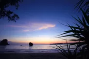 ホテルの前には夕日の絶景ポイント“月ヶ浜”