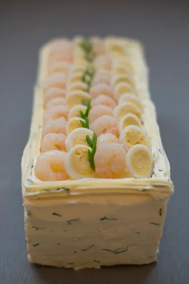 シュリンプ＆ツナ＆エッグのケーキイッチ