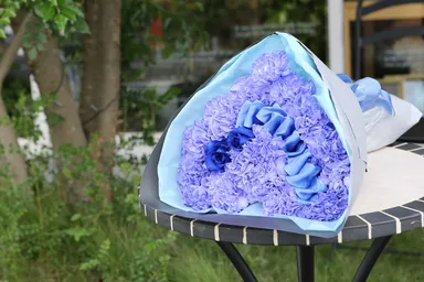 カーネーションとバラのハート型花束(ブルー)