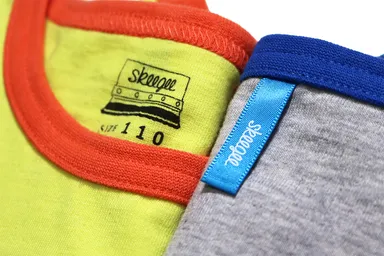 襟元部分 プリントネームと外側のタグ