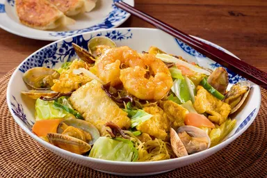 海鮮の具だくさん焼きビーフンカレー風味