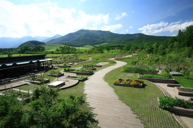 キッチン・ガーデン／ファーム・ガーデンからメドウ・ガーデン、さらにア―ス・ガーデン、日高山脈を望む