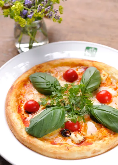 ガーデンで採れた朝摘みハーブを使ったガーデンカフェ ラウラウのピザ