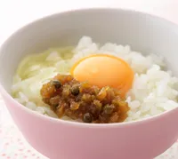 「あえりーな　山椒の実」を使った「卵かけごはん」