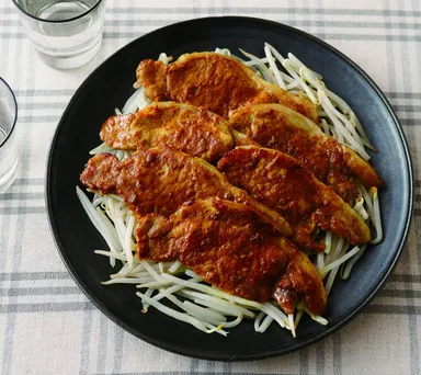 豚ロース薄切り肉をしっかり味のカレーしょうゆ焼きに