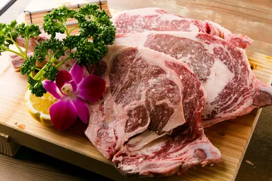 豪快！骨付きリブロース トマホーク(1枚／2,980円)