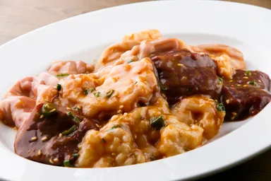 新鮮ホルモン三種盛り合わせ(980円)