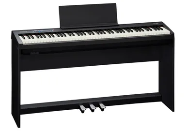 別売の専用スタンド「KSC-70」と3本ペダルユニット「KPD-70」、『FP-30-BK』の組み合わせ