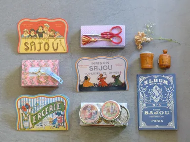 スタッフが丁寧に縫い付け