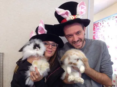 人気のライオンロップを抱っこする訪日外国人客