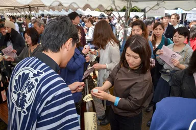 銘酒試飲の模様