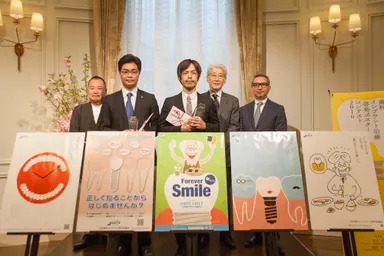 受賞者と審査員の集合写真