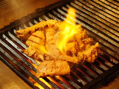 強火でうまみを閉じ込めるフィンガースペアリブ