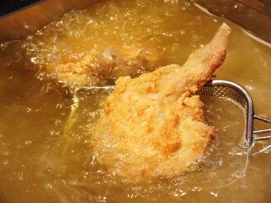 骨付きもも肉一本揚げは、見た目のインパクト大