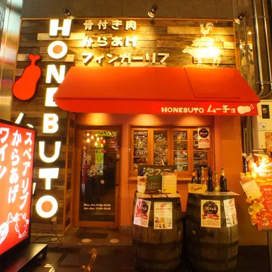 赤いテントと大きな看板が目印