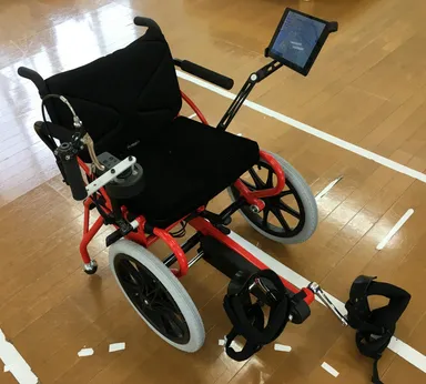 足こぎ車いす