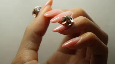 スワロフスキーが輝くジュエルネイル