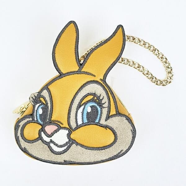 ディズニーのキャラクターダイカットポーチが映える。ACCOMMODEとディズニーがコラボした大好評シリーズのアイテムです。