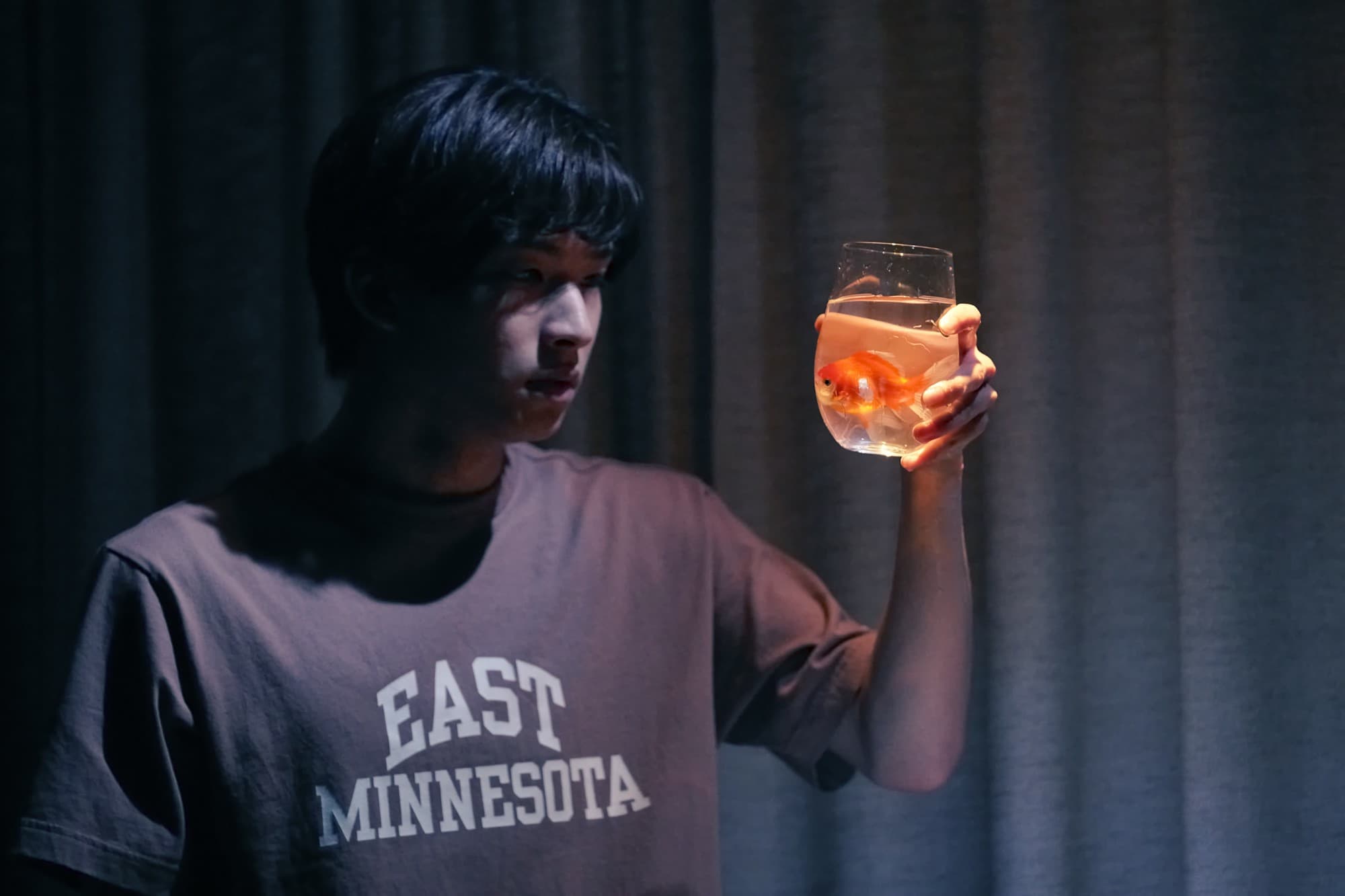 【舞台写真・コメントあり】ヒラタオフィス+TAAC『金魚の行方』開幕! 「引き出し屋」からひきこもりの息子を奪還する母親を通して 「いま」を描く濃密な人間ドラマ