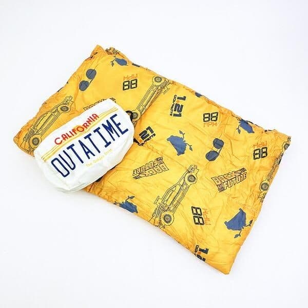 バックトゥザフューチャー40周年!さりげないデロリアン柄がおしゃれなポーチ付きブランケット