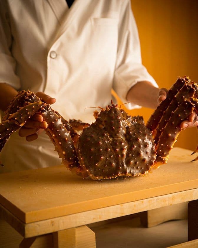 北新地の蟹専門店「カニジェンヌ」が期間限定で
3種の蟹食べ比べコース『かにざんまい』の予約を開始!