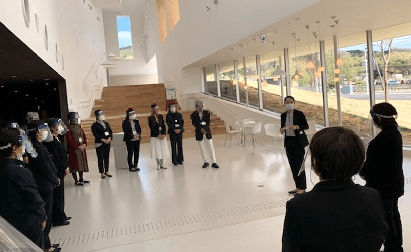 宮城県石巻市の複合文化施設で市民ボランティアを対象に
コロナ禍における接客サービス研修「実技編」を実施